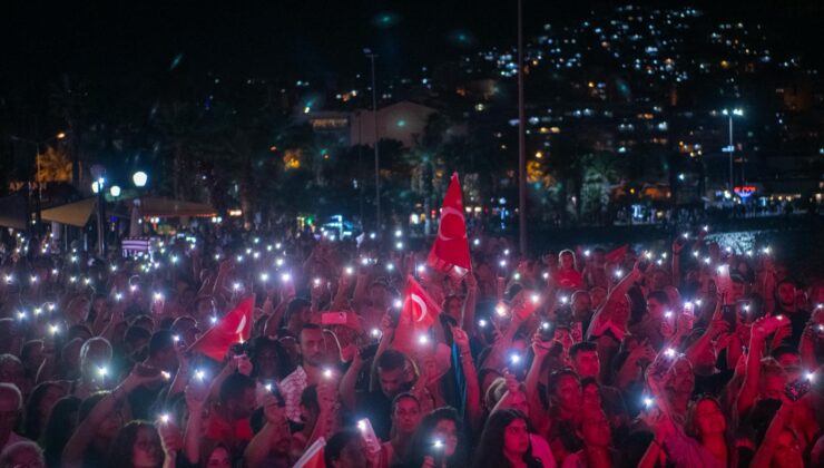Kuşadası 30 Ağustos Zafer Bayramı’nda, ‘Musa Göçmen ve Senforock’  konseri ile coştu..